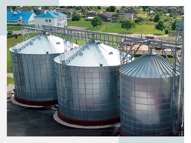 Металлические силосы в зиме